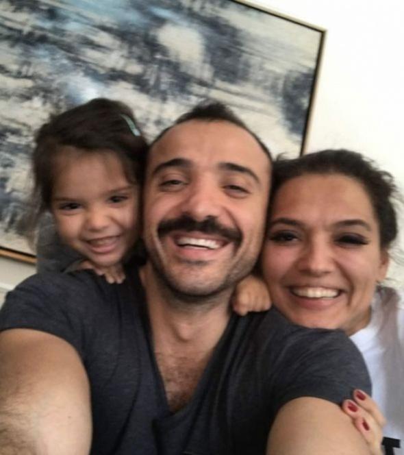 Demet Akaln ile 6.5 yllk evlilii 11 Eyll&#8217;de biten Okan Kurt, boanma sonras sessizliini bozdu. Kurt, &#8220;Para bitti, evlilik bitti&#8221; eletirilerine u yant verdi: &#8220;Bizim evliliimiz hibir zaman para zerine kurulmad, o yzden balamad ki... Borlarm yaplandrma yoluna gittim. En ksa srede bunlar atlatp, ticari yaantma salam admlarla yeniden dneceim. Bizimle ilgili bu tarz alglar yaratlmas ok yanl.&#8221;