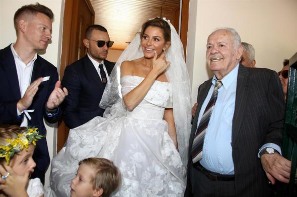 Bir sre nce kanser tedavisi gren ve hastal yenen Menounos, aile kkenlerinin ait olduu yerde, geleneklere uygun bir dn yapmay uzun sredir hayal ettiini sylemiti.