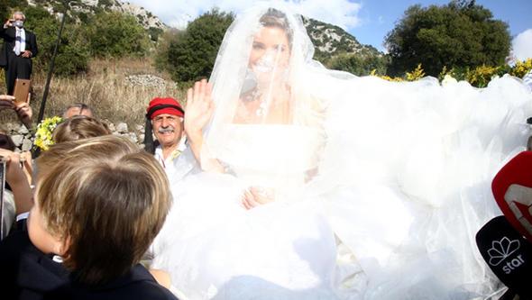 Menounos, kyn kilisesinde kylan nikaha at arabasyla gitti. Kyn darack sokaklarndaki geii srasnda da kendisine davetliler ve geleneksel mzikler alan bir grup elik etti.