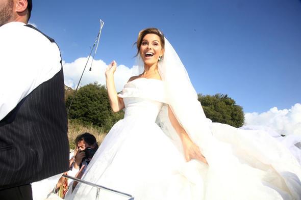 Maria Menounos, gn boyu sren tren ve elenceler srasnda iki ayr kyafet deitirdi. Menounos, evlilik treninin ardndan dzenlenen partide beyaz gelinliini kararak sar bir elbise giydi.