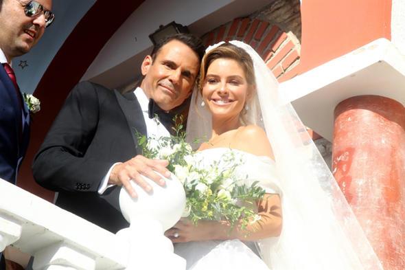 Menounos, birka yl nce beynindeki tmr nedeniyle ameliyat masasna yatm ve daha sakin bir hayat srdrme karar almt.