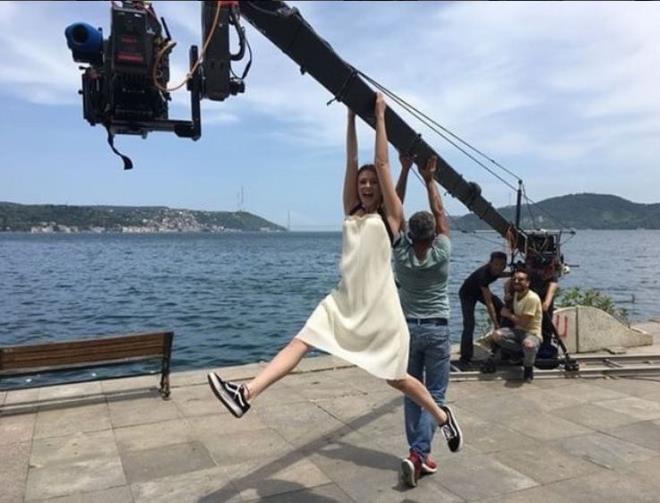 Oyuncu Gizem Karaca Instagram hesabndan setselhalle hastag'i ile bir kare paylat.