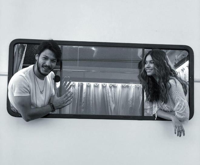 Ak Bu Mu (Afra Saraolu)<br>    ukur dizisinde Celasun karakterine hayat veren Kubilay Aka ile Fazilet Hanm ve Kzlar'nn Ece'si Afra Saraolu Ak Bu Mu filminde bulutu. 19 yandaki Saraolu, filmin setin ilk kareyi sosyal medyada yaynlad.