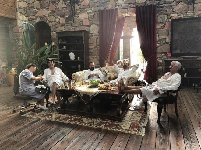 Cem Ylmaz (Karakomik Filmler)<br>    Cem Ylmaz yeni projesi Karakomik Filmler'in ekimlerine balad. Ylmaz sette ekilen bir kareyi sosyal medya hesabndan yaynlad.  Ylmaz'n iki filmden oluacak yeni projesinin 2019'da vizyonda olmas bekleniyor.