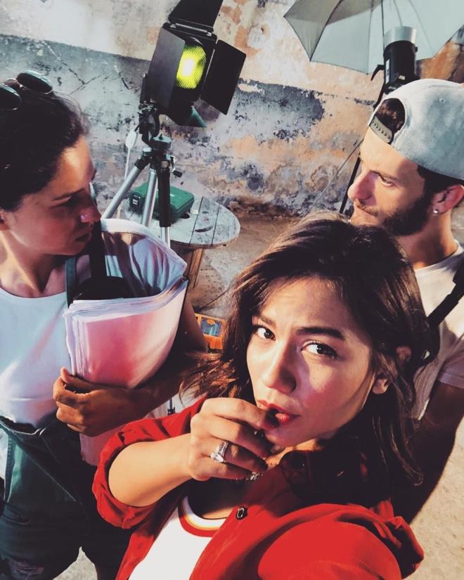 Demet zdemir (Erkenci Ku)<br>    Star TV'nin yeni projesi Erkenci Ku setinden bir kareye yaynlayan dizinin Sanem'i Demet zdemir fotorafa, "En iyiler" notunu yazd.