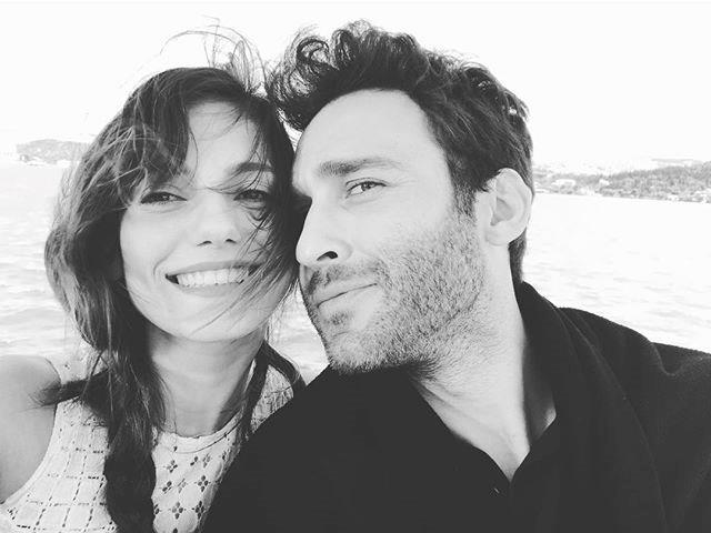 Nilay Deniz (Atebcei)  <br>  Star TV ekranlarnda yaynlanan Atebcei dizisinde Asl karakterine hayat veren Nilay Deniz, barolde kendisine Bar karakteriyle elik eden Sekin zdemir'le paylat kareyi, "Can partner" notuyla paylat.