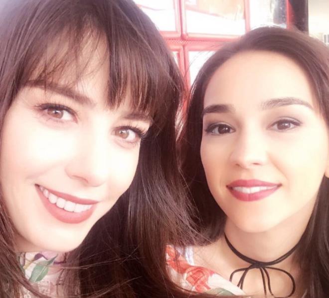 Trk Turan (Dolunay)  <br>  Dolunay dizisinde Alya karakterini canlandran Trk Turan, zge Grel (Nazl) ile sette ekilmi fotorafn paylap "Seviyorsak su mu?" notunu dt