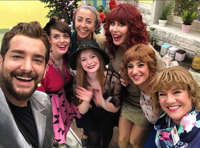 Glse Birsel (Jet Sosyete)<br>    Bu hafta ok acaip bi blm geliyor! ekerken kah gldk kah yorgunluktan ldk, ama bomba oldu. Enis Arkan yemek yarmas sahnesinde &#8220;insan insana insanla anlatmak&#8221; yerine &#8220;oturduu yerden, oturduu yerle oca ap &#8216;oturduu yeri&#8217; yakan&#8221; ilk oyuncu olarak tarihe geti. ekim hatalarnda ilgiyle izleyeceksiniz. Anlatlmaz yaanr! 294 blm sitcom ektim, bylesini grmedim!  (Merak edenler iin de, bu sezon finalinden bir nceki blm, sezon finalimiz 10 Haziran gecesi. E yaz geldi efenim.)