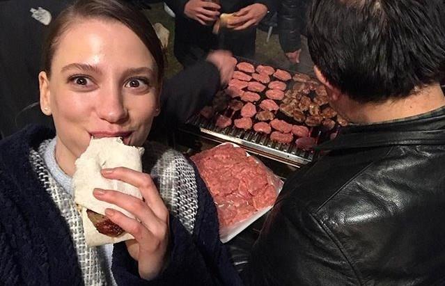 Serenay Sarkaya (Fi)  <br>  Serenay Sarkaya, Ay Yapm&#8217;n yapmcln stlendii, yeni nesil online televizyon puhutv&#8217;nin cretsiz ilk orjinal dizisi 'Fi'nin setin paylat fotorafn altna, "Sette bir bayram havas" notunu dt.     Son olarak Medcezir dizisinde rol alan 25 yandaki Sarkaya, yeni projesinde barolleri Ozan Gven, Mehmet Gnsr, Berrak Tznata, ve Bra Develi ile paylayor.