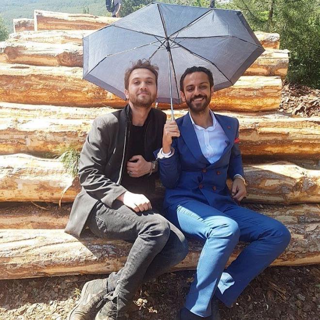 Aras Bulut ynemli (ukur)  <br>  Sezona damga vuran diziler arasnda olan ukur'un Yama' Aras Bulut ynemli ile Vartolu Sadettin karakterine hayat veren Erkan Kolak Kstendil dizi setinde ekilen bir kareyi yaynlad. Ksa sre iinde u ana kadar yaklak 400 bin kii tarafndan beenildi.