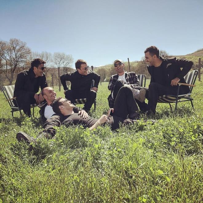 Burak Sevin (Sz)  <br>  Sz dizisinde Fethi karakterine hayat veren Burak Sevin Instagram hesabndan bu hafta diziye veda eden Mustafa Yldran (Hafz) ve oyuncu arkadalaryla ekildikleri bir kareyi paylat.  Sevin paylamna, "Kadky&#8217;den abim gelmi, sette bir bayram havas. Dostlar ayr kalamyorlar" mesajn yazd.