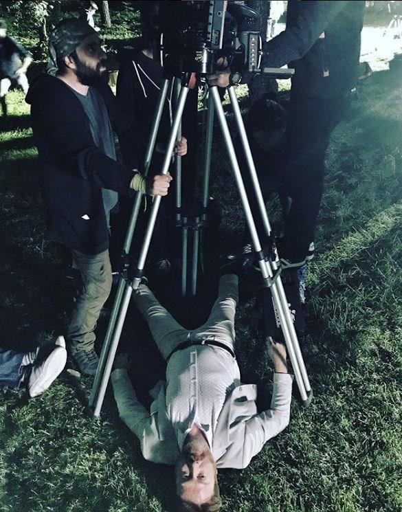 Yldray ahinler (Ufak Tefek Cinayetler)  <br>  Ufak Tefek Cinayetler'in Mehmet'i Yldray ahinler dizi setinden bir kare paylat. ahinler fotorafn altna, "Yeni sezona kadar vedalamamza  blm kald. Kalan salar sizindir" yazd.