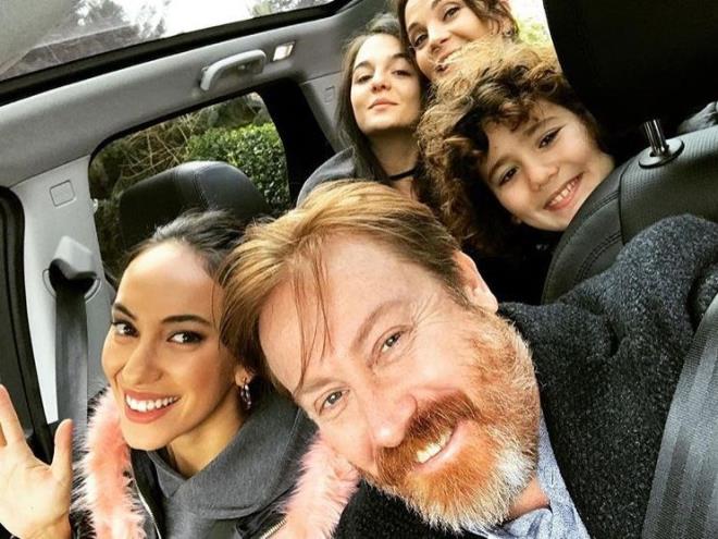 Ufak Tefek Cinayetler ekibi  <br>  "Her yatan be oyuncu bir arabaya nasl sar? Birbirlerine sarlarak tabi" (Yldray ahinler, Duygu Sarn, Mehmet Doruk, Aslhan Kapanahin, Tlin zen)