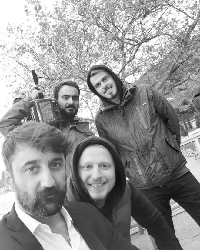 ukur'un Cumali'si Necip Memil, dizi setinde alanlarla ekilen bir karesini sosyal medyadan yaynlad. Peki oyuncular setlerde neler yayor? te nl isimlerin sette ekilmi fotorafllar...