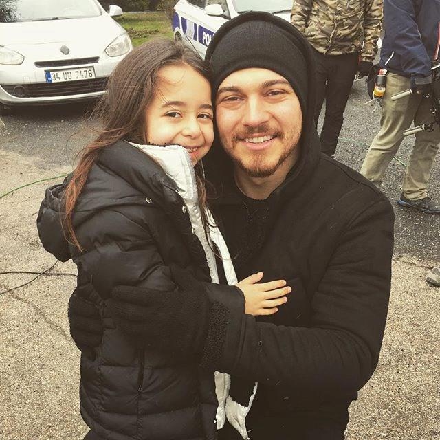 Beren Gkyldz (Anne)  <br>  Anne dizisinin setinden, erde'nin Sarp' aatay Ulusoy ile ekilen karesini paylaan Beren Gkyldz, bu kareyi "Ayn mekanda setimiz olunca" mesajyla yaynlad.