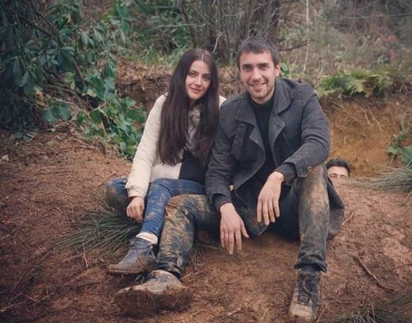 rem Helvacolu (Sen Anlat Karadeniz)  <br>  Sen Anlat Karadeniz'in Nefes'i rem Helvacolu barol paylat Ula Tuna Astepe ile sette ekilmi bir karelerini yaynlad. "Yorgun olmak glmsemeye engel deil" diyen Helvacolu, "Ula Tuna Astepe bu konuda sen daha baarlsn" ifadelerini kulland.