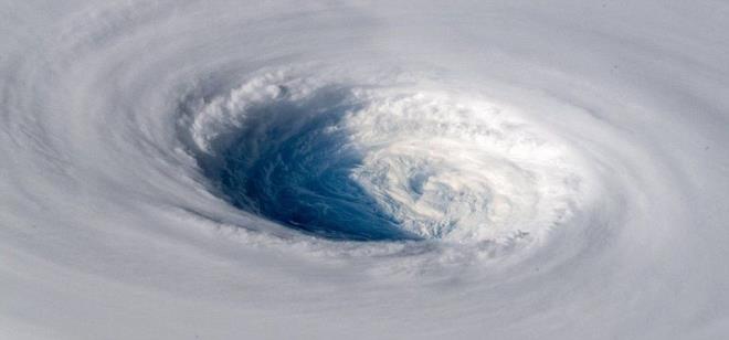 'SPER TAYFUN'U FOTORAFLAMITI    Alexander Gerst'in getiimiz haftalarda uzaydan ektii ve sosyal medya hesabnda paylat grntler ile Japonya'y etkileyen kasrgann boyutlarn ortaya koymutu.