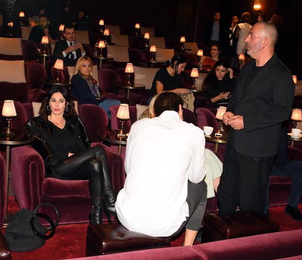 Gecede belgeselden zet grntler gsterildi. Belgeselin fragman izlendikten sonra soru cevap blmne geildi. Konuklar arasnda yer alan Defne Samyeli de sevgilisi Cem Ylmaz&#8217;a soru sordu.