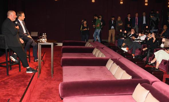 Samyeli&#8217;nin &#8220;Filmi izlemek bir yana, filmle kurduunuz baa sizin anzdan tanklk etmek belgeseli izlerken nasl bir duygu?&#8221; sorusuna komedyen esprili bir yant verdi: