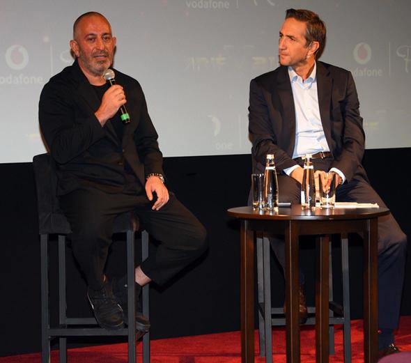 &#8220;Filmin kamera arkasnda izlerken bir gurur geliyor insana. Biz iimizi yaparken nc gz olamyoruz. Birisi dardan bize bunu gsterince kendimizi eletirebiliyoruz. Bu soru evde de sorulabilirdi. Toplumun iinde bu kadar zor soru olmuyor ama. Hi torpil yok. En zor soruyu seiyor.&#8221;