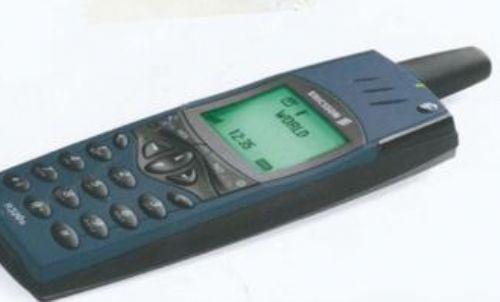 Trkiyede ilk cep telefonu kullanm 1992 ylnda gereklemitir. Hatta Trkiyedeki ilk cep telefonu grmesi bir cep telefonu operatrnn alnda dnemin Cumhurbakan Sleyan Demirel ile Babakan Tansu iller arasnda yapld.