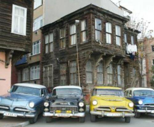 Trkiye&#8217;de dolmuuluk ilk kez stanbul&#8217;da 1940-1941 ylnda balad. II. Dnya Sava srasnda dardan tat alnamaynca stanbul ofrleri &#8216;dolmu&#8217; yoluyla yolcu tamaya balad.