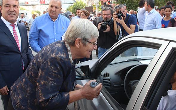 Prof. Dr. Canan Karatay, bir kardiyolog olarak, zeytin ve zeytinyann faydalarn halka anlatmak zorunda olduunu belirterek, "Salmz korumak mecburiyetindeyiz. Btn kurumlar, hibir ayrm yapmadan zeytini ve tarm desteklemeye aryorum.