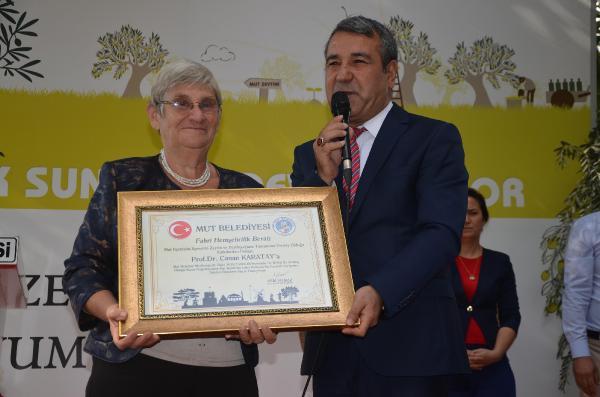 nk barsaklarmz ikinci beyindir. Maalesef zldn nokta ise, ben ok iyi biliyorum Mut'tan zeytin alnp baka markalarla piyasaya srlyor. Buna da o kadar ok zlyorum. Zeytin ve zeytinyanza mmkn olduu kadar sahip kn.&#8221;