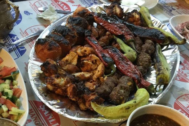 anl Mangal Kebap<br>  Ocakba konseptiyle olduka baarl ve ismini duyurmay baarm bir yer anl Mangal. Servis gayet hzl ve alanlar olduka ilgili. Eer giderseniz ok fazla dnmeden bir kark tabak syleyin. Bylece birok farkl eidin tadna bakabilir, btn kebaplar konusunda ne kadar baarl olduklarn anlayabilirsiniz.