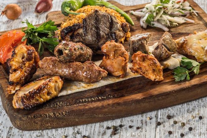 Tarihi Sultan Sofras  <br>Yemekten sonra baz akamlar sra gecesi konsepti ile olduka elenceli hale gelen Tarihi Sultan Sofras, zellikle ramazan aylarnda yer bulmann zor olduu yerlerden. Yapmas meakkatli ve lezzetli olan testi kebabn denemek iin en doru yerlerin banda geliyor.