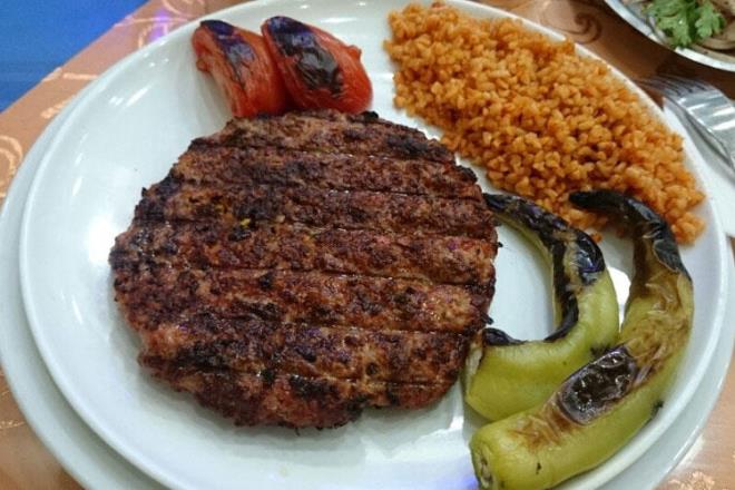 eyhmuz Kebap Evi<br>  emberlita ve Beyazt arasnda, olduka samimi ve scak bir ortam olan eyhmuz Kebap Evi adeta gemiten gnmze nlanm bir esnaf lokantas gibi. En nl yemei ise fotoraftaki eyhmuz kebab. Bu kebap baka herhangi bir yerde tadamayacanz bir lezzet. Kesinlikle denemeniz gereken yerlerden.