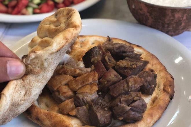 Siirt eref Bryan<br>  Siirt'e zel bir lezzet olan bryan kebabnn ok fazla seveni var. stanbul'da bu konuda en iyilerden biri de kesinlikle, Siirt eref Bryan. Gidenin muhakkak bir daha gitmek istedii bu mekn, sade ve ferah dekorasyonuyla da aklda kalyor.