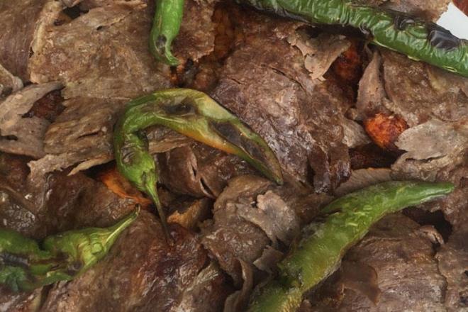 Kk Sait skender Kebaps  <br>Kk Sait skender Kebap dizaynyla tam bir esnaf lokantas havasna sahip, ok samimi bir mekn. alanlar da olduka gler yzl. Yemekten nce gelen meze ikramnn yanndaki scak ekmekler, mterilere gsterilen ilginin bir yansmas. skender&#8217;ini kesinlikle denemelisiniz.