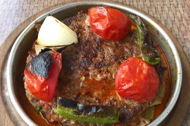 z Kilis Kebap Salonu<br>  z Kilis Kebap Salonu ailenizle gnl rahatlyla gidebileceiniz yerlerden. Mekn, stanbul'daki en eski kebaplarn banda geliyor. alanlar olduka ilgili ve gler yzl. Eer mevsimiyse iveydiz orbasndan kesinlikle iin. Farkl bir lezzet aryorsanz oruk kebabn deneyin.