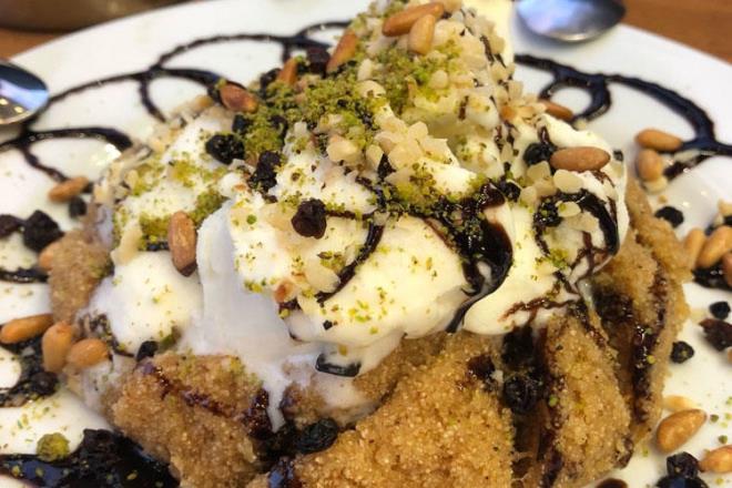 Kebap Murat<br>  Mterilerine gsterdikleri ilgi, yemeklerinin lezzeti ve bol ikramlaryla mdavimi olacanz bir baka mekn da Kebap Murat. Fstk kebabn ve beytiyi tartmasz stanbul'da en iyi yapan yerlerden biri. Yannda, bakr bardaklarda gelen ak ayrandan imeyi ve zerine irmik helvas yemeyi unutmayn.