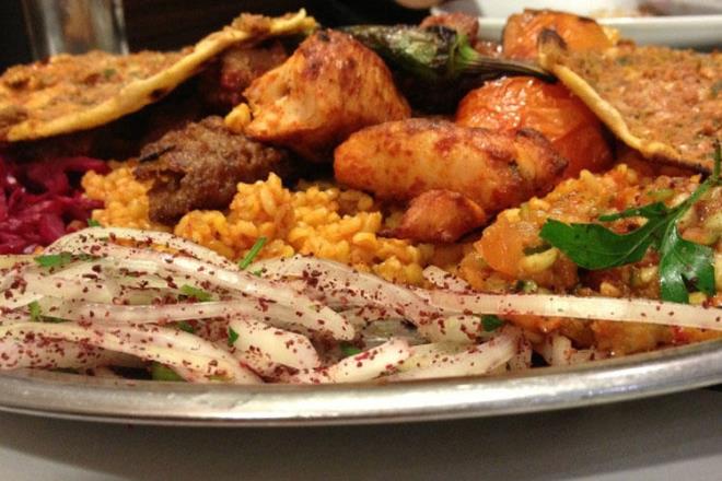 Sur Ocakba  <br>Ferah bir dekorasyona sahip, klasik bir ocakba Sur. Her zaman kalabalk olmasna ramen, servisler hibir zaman gecikmiyor. Birok yerde yiyebileceiniz Adana'y, burada yedikten sonra hakknda fikriniz deiecek. Kendilerine zg irmikli tatllarn denemeden buradan ayrlmayn.