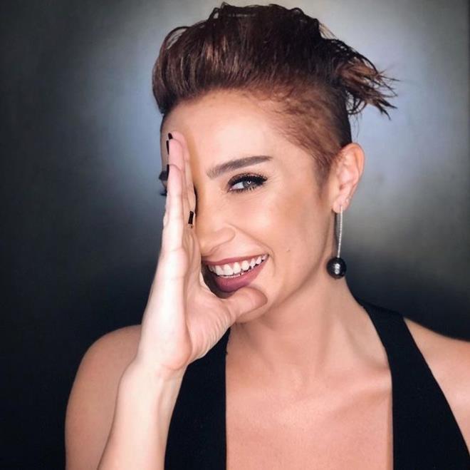 Oyuncu Ahmet Kural'la 10 aylk ilikisini noktalayan arkc Sla Genolu'ndan eski sevgilisi hakknda ilk aklamay gazetecilerin sorularna zerine AVM'de yapt.   37 yandaki arkc, "Ahmet Kural ile tekrar barr msnz?" sorusuna net bir ekilde "Hayr" diye cevap verdi.