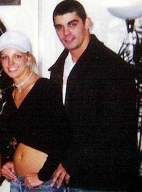 Britney Spears Jason Alexander ile evlendiinde 23 yandayd. Evlilikleri 50 saat srd.