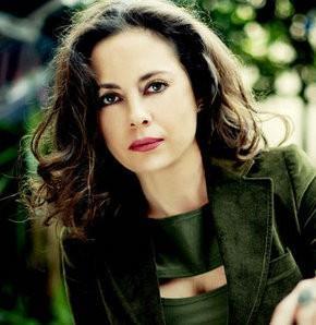 Nilfer Akaln, ilk ei Peker Akaln ile evlendiinde 22 yandayd.