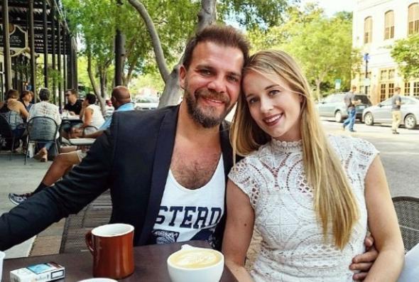 Oyuncu Tolga Karel, 2016 ylnda Sarah Scott ile evlendi.