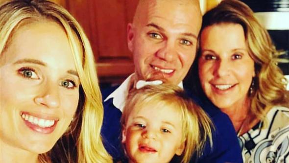 Oyuncu Tolga Karel, 2016 ylnda Sarah Scott'la evlenmi ve Amerika'ya yerlemiti. 40'nc ya gnn kutlayan nl isim kaztt salaryla dikkat ekti.