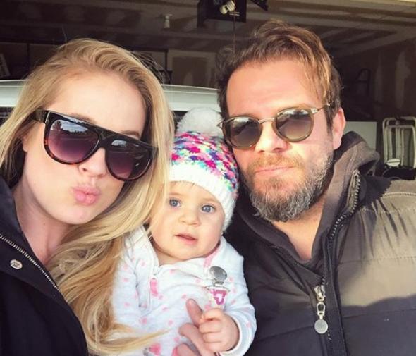 Ayn yl Amerika-Chaicago&#8217;ya yerleip salk turizmi irketi kurdu. 1.5 yl nce de baba oldu.