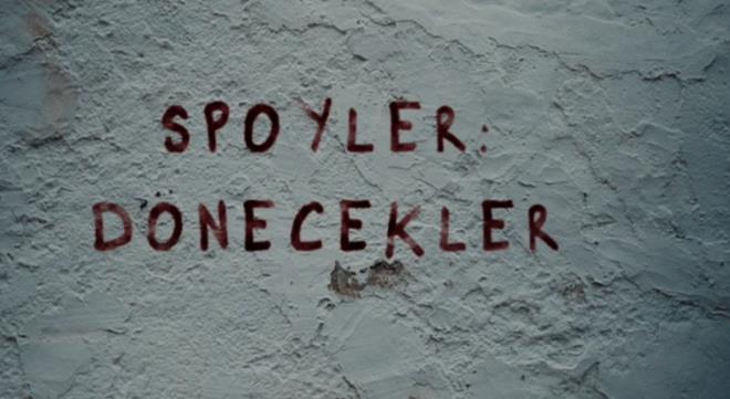 lgiyle izlenen ve ekildii Balat semti yerli ve yabanc turistlerin urak noktas olan ukur dizisinin ekrana yansyan duvar yazlar da her blmde merakla bekleniyor. Dizinin dn akam yaynlanan son blmnde ise "Spoyler: dnecekler" yazan bir duvar yazs dikkat ekti. te ukur dizisinin dnden bugne ekrana yansyan duvar yazlar...