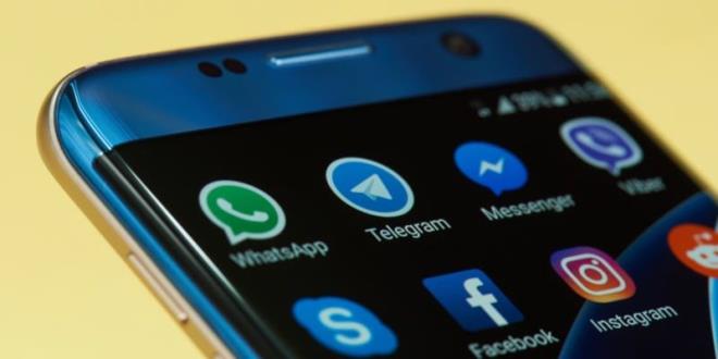 Google'n Android iletim sistemi kullanan akll telefon ve tablet gibi mobil cihaz reticileriyle yapt anlamalar gncellediini belirten Lockheimer, Samsung, Huawei gibi reticilerin Android'le uyumlu olmayan cihaz retmelerine imkan tanndn bildirdi.