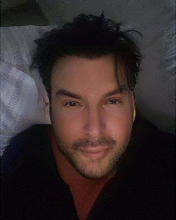 Dolgular durup beklermi. Volkan gibi. erde patlarm. Botoks iin bir ey demiyorum ama dolgu yaptrmayn derim...  nsanlar o kadara acmasz ki.. Geen gn birinin kyafetine yorum yapaym dedim. Ay neler geldi. Olay benim yllar nce giydiim transparan gmlee kadar geldi. Bir oradan tokatlyorlar, bir buradan...