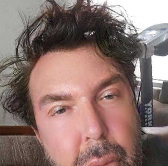 Fotoraf koyuyorum ama altna yorum zevkini vermiyorum artk. Bir ey yaynlyorsunuz anasn alatyorlar. Medyaya drmyorum. En az 5 kiiyi mahkemeye verdim. Asla affetmiyorum. Avukatlar aryor 'vazgein, ya kk' diyorlar.