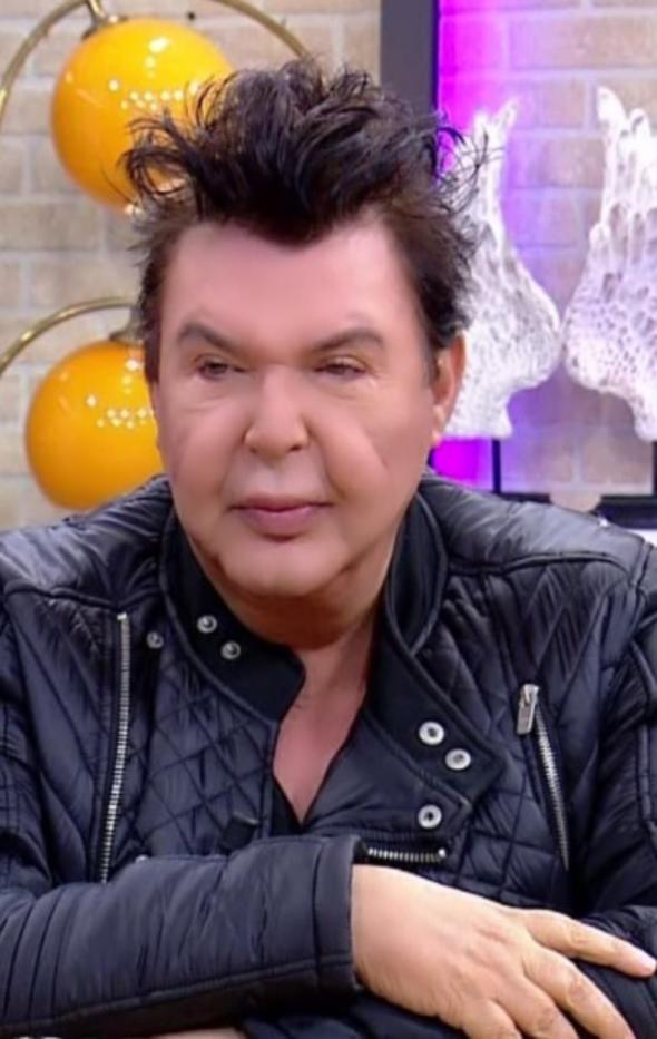 Yzm yakndan ekip internette farkl grntlerle veriyorlar. Benim bu yzden televizyon kariyerim bitti.  Bama geldi. Bir sr sorun yaadm. Sanyorlar ki, estetik doktorlarnn kapsnda yatyorum.