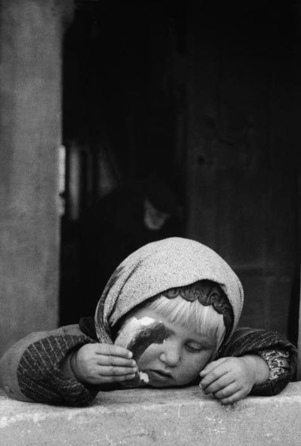 Simit yiyen ocuk 1956