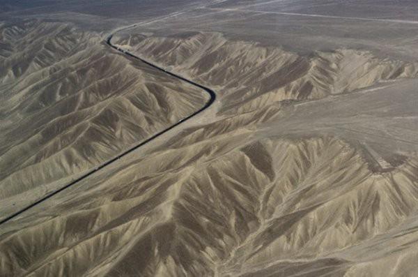 En uzun karayolu Panamerika Karayolu, 29,800 mil boyunca uzanarak, Alaska ile Arjantin'i birbirine balyor.