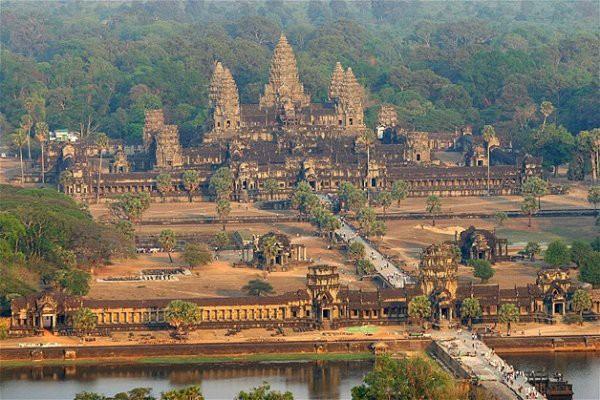 En byk dini yap Kamboya'da bulunan ve 12. yzylda inaa edilen Angkor Wat tapna 1000 km karelik bir alana yaylm durumda.